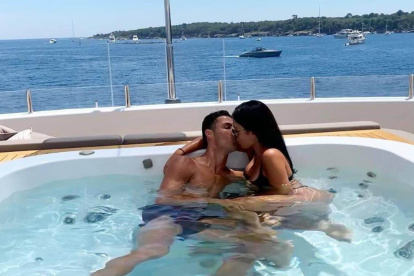 Cristiano Ronaldo, junto a su mujer, Giorgina Rodríguez, en uno de los cinco inmuebles que el jugador tiene en su natal Portugal.