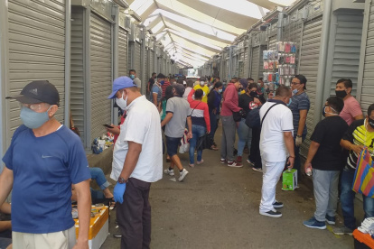 Bahía. Esta mañana, decenas de comerciantes se instalaron en el sitio para desinfectar sus cubículos.