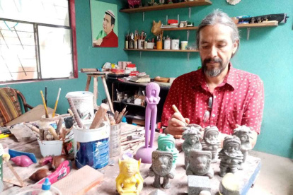 El escultor David Zamora cuenta con una colección de orgonitas para el Inti Raymi o Fiesta del Sol, que se celebra en junio.