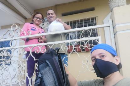 Peter Rivadeneira cambió hamburguesas hechas por él por zapatillas y una mochila.