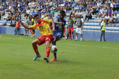 El fútbol ecuatoriano se enfrenta al duro desafío de volver a la competencia, tratando de evitar contagios por el coronavirus.
