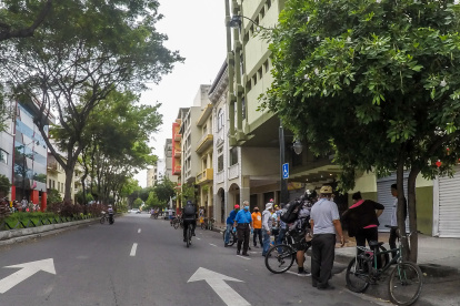 Situación. Los ciclistas esperan que en las próximas horas reabran los locales de la calle Colón.