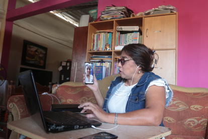 Indrid Inojosa, maestra del colegio Réplica Guayaquil, desde marzo labora en su casa utilizando equipos tecnológicos de su propiedad.
Indrid Inojosa, maestra del colegio Réplica Guayaquil, desde marzo labora en su casa utilizando equipos tecnológicos de su propiedad.