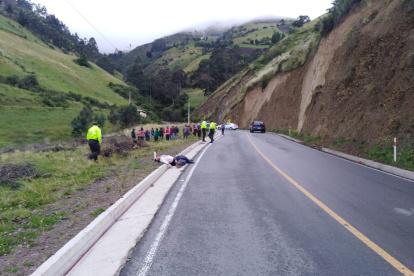 Escena. Los cuerpos de la pareja quedaron sobre el bordillo de una carretera. El hombre habría sido el autor.