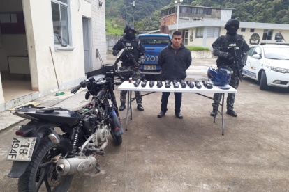 Un ciudadano movilizaba 7.8 kilos de cocaína en el doble fondo del tanque de gasolina de su moto.