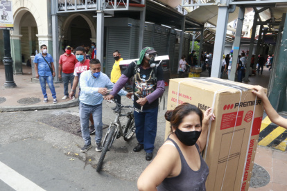 Negocios. Diferentes ciudadanos llegaron hasta la bahía para realizar compras.