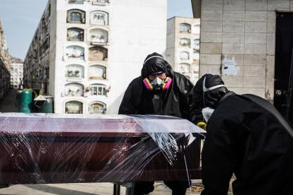 Trabajadores de una empresa que se encargan de recoger a fallecidos por COVID-19 en Lima, Perú.