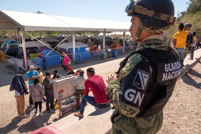 TAMAULIPAS. Un militar de frontera reguarda uno de los campamentos ubicados en esta provincia mexicana, donde viven en estos días decenas de centroamericanos, que aspiran pasar hacia EE. UU.