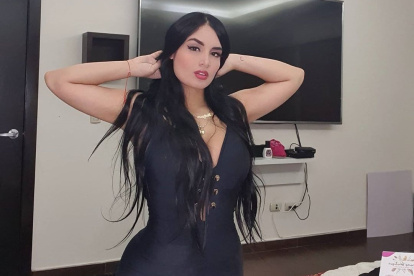 La joven dedica su tiempo a cuidar a su hija y a diseñar ropita para bebés.