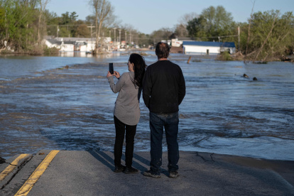 SANFORD (Michigan). Los vecinos de un suburbio observan cómo el agua anegó la tarde del miércoles el territorio aledaño a su barrio, en esta ciudad estadounidense.