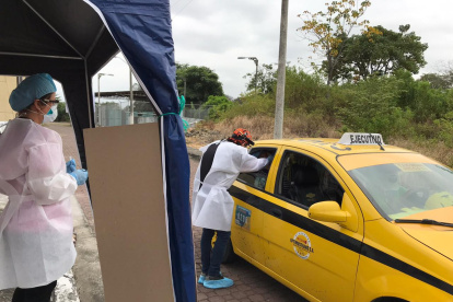 Hecho. La prueba de hisopado nasofaríngeo la toman desde el vehículo.