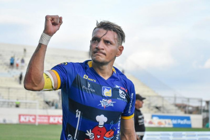 Carlos Garcés, delantero de Delfín, en una hilarante personificación.