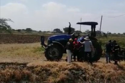 Momentos en que se les indicaba a los agricultores de la Asociación Río Mar que deben desalojar el lugar.