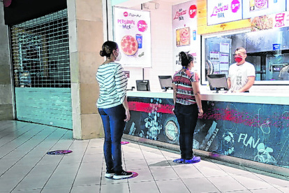Los centro comerciales de Guayaquil reabrieron sus puertas bajo estrictas medidas de seguridad y de aforo de clientes. Las ventas se ven limitadas. 



Foto: Valentina Encalada

Nota: Lisbeth Zumba



 Guayaquil-Ecuador

Agencia (ag-expreso)