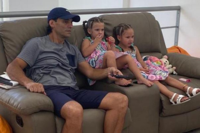 Fabián Bustos, entrenador de Barcelona, pasa tiempo con sus hijas durante la cuarentena.