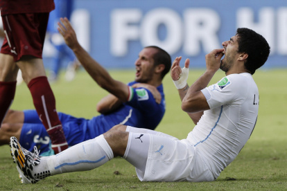 La mordida que el uruguayo Luis Suárez (de blanco) le aplicó al italiano Giorgio Chiellini forma parte de las anécdotas mundialistas.