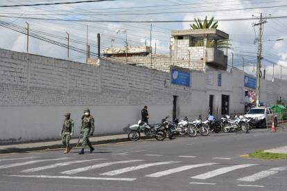 Controles. Un mes después del motín, fuerzas del orden mantienen un severo control dentro y fuera del penal.