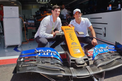 El portero belga del Real Madrid, Thibaut Courtois (d) es gran aficionado a las carreras de Fórmula Uno. En la foto con el piloto Carlos Sainz