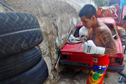 El lojano Jonathan Chicaiza entrena con una pila de llantas en su aislamiento.