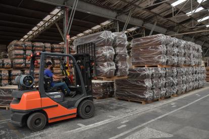 An employee works in the manufacturing of coffins at the Bignotto Funerary Urns Factory, in Cordeiropolis, Sao Paulo state, Brazil, on May 19, 2020, amid the new coronavirus pandemic. - Brazil has seen a record number of coronavirus deaths as the pandemic that has swept across the world begins to hit Latin America with its full force. (Photo by NELSON ALMEIDA / AFP)