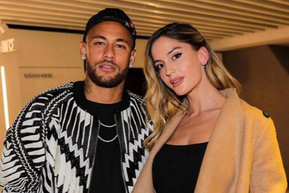 El atacante brasileño Neymar en una de sus salidas con la modelo Natalia Barulich.