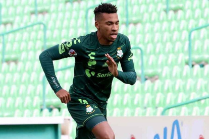 La empresa Sport Capiutal, representante del ecuatoriano  Ayrton Preciado, desmintió que el jugador esté en la lista de contagios; no así sus compatriotas Eric Castillo y FéliX Torres de quienes no se conoce su resultado.