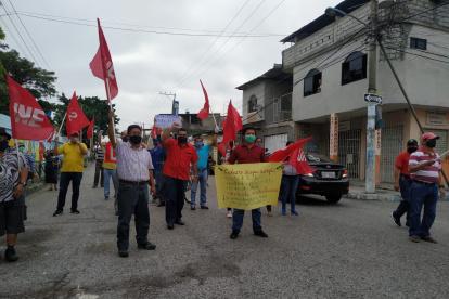 Integrantes de los gremios de maestros realizaron plantones por diferentes sectores de Guayaquil.