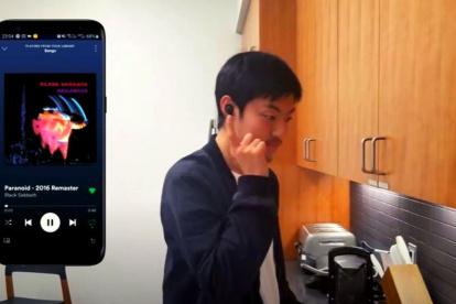 Tocarte la piel para manipular tus audífonos, una innovación presentada recientemente.