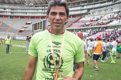 Juan Carlos Bazalar es el actual técnico del club Credicoop San Román, del que 11 de sus integrantes tienen Covid-19, incluido el DT.