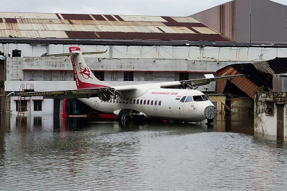 CALCUTA. Un avión aparece rodeado de agua en el Aeropuerto Internacional Netaji Subhas Chandra Bose. El ciclón más poderoso que golpeó Bangladesh y el este de la India en más de 20 años derribó hogares, cargó automóviles inundados calles y se cobró la vida de más de una docena de personas.