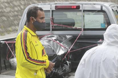 El féretro con los restos de Paola Limaico fue retirado de la morgue de Quito, ayer.