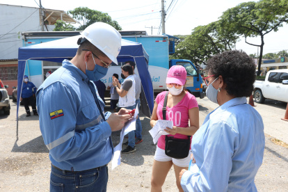 Unidad móvil de CNEL para reclamos se instaló en la ciudadela Sauces 8.