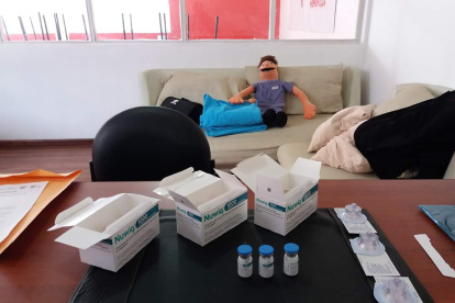 Medicina. Un paciente, si es niño, necesita inyectarse Factor VIII de 250 Unidades Internacionales tres veces a la semana y cada frasco cuesta unos 300 dólares.