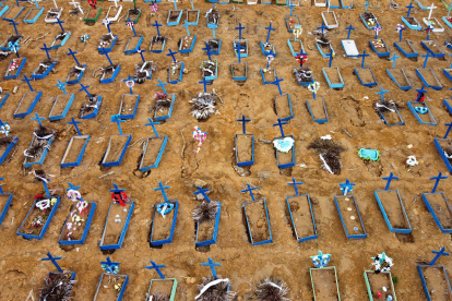 Aerial view of an area at the Nossa Senhora Aparecida cemetery where new graves have been dug in Manaus, Brazil, on May 22, 2020 amid the novel Covid-19 coronavirus pandemic. - Brazil, the hardest-hit Latin American country in the coronavirus pandemic, has surpassed 20,000 deaths, according to Brazil"s Ministry of Health (Photo by MICHAEL DANTAS / AFP)