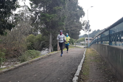 La marchista Johana Ordóñez sale bien temprano en la mañana para entrenar en las calles cercanas a su hogar.