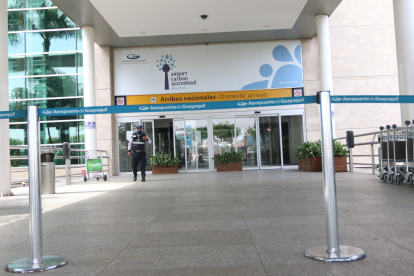 El aeropuerto permanece a puertas cerradas y sin vuelos comerciales.