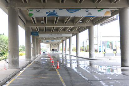 El aeropuerto de Guayaquil y sus áreas lucen desoladas.