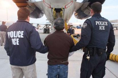 Esta foto de archivo de Reuters muestra a los funcionarios del Servicio de Inmigración y Control de Aduanas (ICE) de EE. UU.