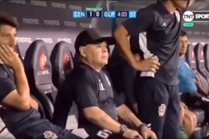 El entrenador de Gimnasia y Esgrima de la Plata habla de los pobres, pero guarda aislamiento en un lujoso departamento en Buenos Aires.