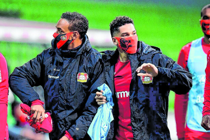 Los amantes del fútbol deberán acostumbrarse a ver a sus futbolistas con mascarillas. En la Bundesliga, los jugadores que fueron al banquillo las usaron.