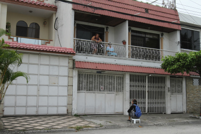 Transformación. Durante la cuarentena, los balcones fueron de gran ayuda para las familias. Fueron el nexo seguro y de diálogo entre los vecinos.
