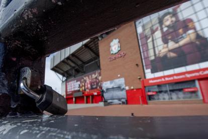 El estadio del Liverpool sigue cerrado a la espera de la orden de apertura para los entrenamientos que al paso que van no tiene fecha, pues entre los jugadores hay positivos de covid.
