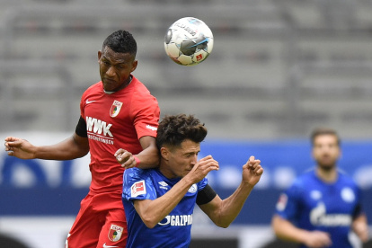 Carlos Gruezo formó parte del equipo titular del Augsburgo que logró un importante triunfo en el campo del Schalke 04.