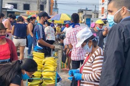 Preocupación. Hay familias que temen que no se cumpla con el distanciamiento social en las calles y espacios públicos de Durán.