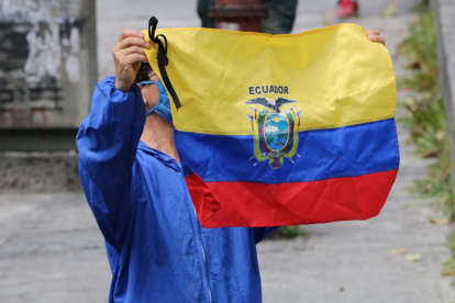 En algunos barrios de Quito, según se reportó en redes sociales, vecinos salieron a los balcones a participar en la "cacerolada".