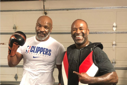 Con 53 años, 15 de ellos desde que se retiró, el boxeador norteamericano (i) volverá a los cuadriláteros. Se somete a dieta y ejercicios exigentes.