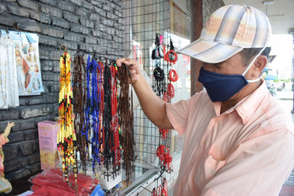 Creencia. Fuera de las iglesias, la venta de escapularios ha aumentado en estos días de temor ante la pandemia del coronavirus