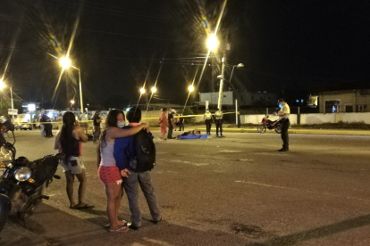 Choque. Familiares de Voltaire Ochoa lloran cerca de su cadáver. El motociclista de Santa Rosa conducía a su casa luego de una noche de tragos.