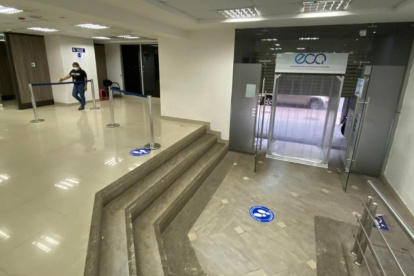 Señalética en el piso direcciona a los usuarios de la Fiscalía del Guayas a los direferentes departamentos.