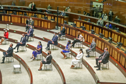 Distancia. Ni siquiera todos los asambleístas caben en el hemiciclo legislativo con las nuevas reglas.